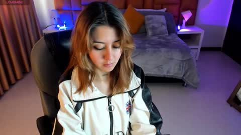 catti_brie_ online show from 11/10/25, 11:53