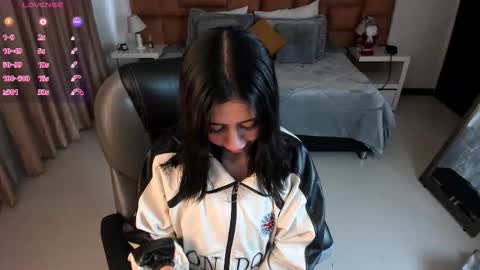 catti_brie_ online show from 11/20/25, 11:43