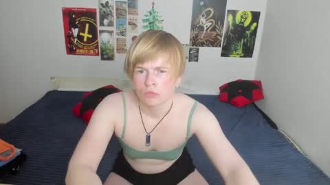 Snapshot of cattie_w_ chatting on 04/22/26, 01:08 cattie_w_ online show from 04/22/26, 01:08