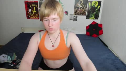 Snapshot of cattie_w_ chatting on 04/24/26, 01:41 cattie_w_ online show from 04/24/26, 01:41