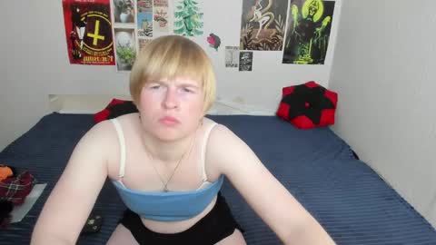 Snapshot of cattie_w_ chatting on 05/19/26, 01:11 cattie_w_ online show from 05/19/26, 01:11