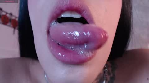 Cattleya  online show from 10/13/25, 01:22