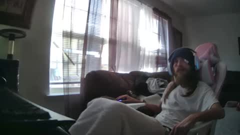 Snapshot of cattywompiscreations chatting on 01/12/25, 02:09 zatbabydaddy online show from 01/12/25, 02:09