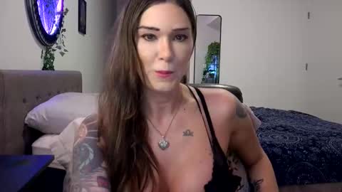 Snapshot of cayla_ chatting on 11/14/25, 02:10 Cayla online show from 11/14/25, 02:10