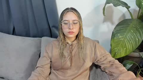 Snapshot of ccuteass chatting on 12/03/24, 11:55 ccuteass online show from 12/03/24, 11:55