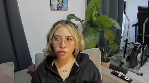 Snapshot of ccuteass chatting on 12/04/24, 11:30 ccuteass online show from 12/04/24, 11:30