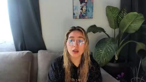 Snapshot of ccuteass chatting on 01/09/25, 03:23 ccuteass online show from 01/09/25, 03:23