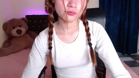 Snapshot of celeste_london chatting on 03/19/26, 01:48 C E L E S T E online show from 03/19/26, 01:48