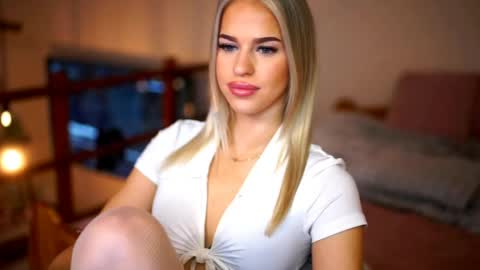 Snapshot of celeste_www chatting on 04/16/26, 08:04 Sunflower online show from 04/16/26, 08:04