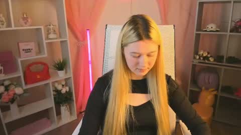 Snapshot of celestinemauriac chatting on 04/19/26, 07:05 your cute kitty online show from 04/19/26, 07:05