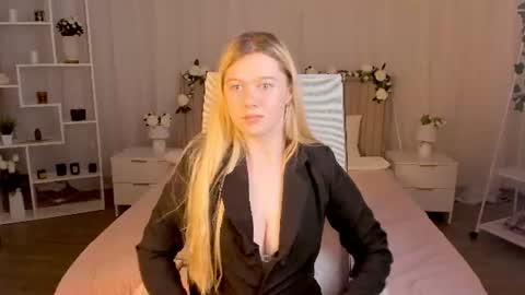 Snapshot of celestinemauriac chatting on 06/11/26, 08:29 your cute kitty online show from 06/11/26, 08:29