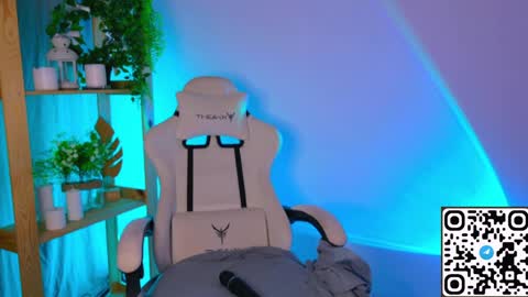 Snapshot of celine_dionn chatting on 04/11/26, 05:45 Celine online show from 04/11/26, 05:45