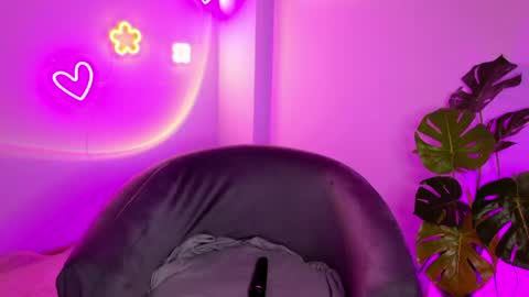 Snapshot of celine_dionn chatting on 04/19/26, 02:11 Celine online show from 04/19/26, 02:11