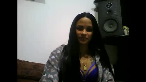 Snapshot of chanelchicasexy chatting on 02/05/25, 08:25 Laura online show from 02/05/25, 08:25