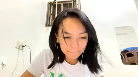 Snapshot of charamaracle chatting on 04/08/26, 12:05 Elly online show from 04/08/26, 12:05