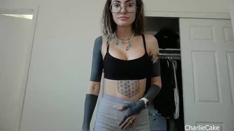 Charlie Cake online show from 12/17/25, 08:15