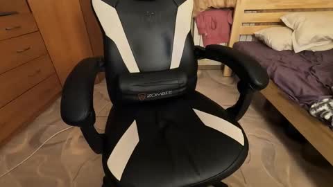 Snapshot of charliehoffa chatting on 10/17/25, 09:39 Charlie online show from 10/17/25, 09:39