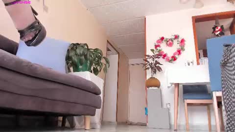 Snapshot of charlize_legs_ chatting on 06/10/26, 04:39 Charlize online show from 06/10/26, 04:39