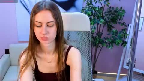 Snapshot of charllotteswan chatting on 11/29/25, 04:43 Help me reach 10 thumbs up online show from 11/29/25, 04:43