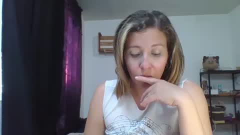 Snapshot of charlot_ponze chatting on 01/02/25, 11:16 charlott online show from 01/02/25, 11:16