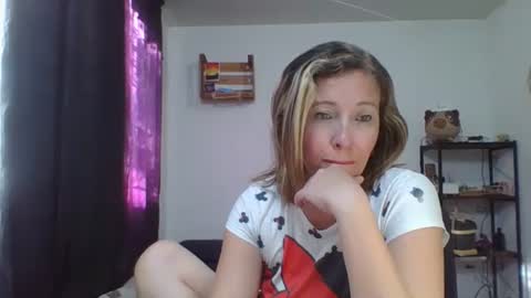 Snapshot of charlot_ponze chatting on 01/15/25, 09:51 charlott online show from 01/15/25, 09:51