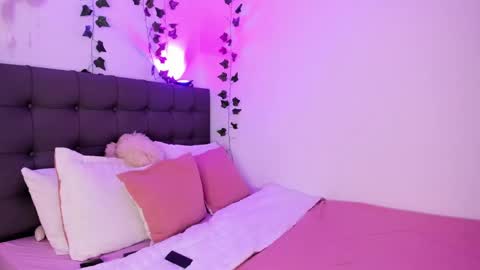 Snapshot of charlotte_jamees chatting on 03/07/25, 01:31 Charlotte james online show from 03/07/25, 01:31