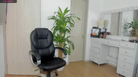 Snapshot of charlotte_tiller chatting on 12/13/24, 06:38 Yuli online show from 12/13/24, 06:38