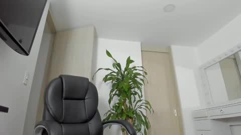 Snapshot of charlotte_tiller chatting on 10/10/25, 06:12 Yuli online show from 10/10/25, 06:12