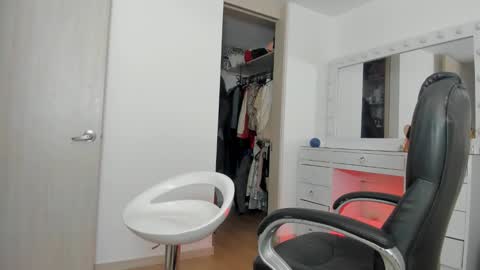 Snapshot of charlotte_tiller chatting on 01/14/26, 03:45 Yuli online show from 01/14/26, 03:45