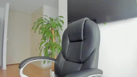 Snapshot of charlotte_tiller chatting on 05/02/26, 06:46 Yuli online show from 05/02/26, 06:46