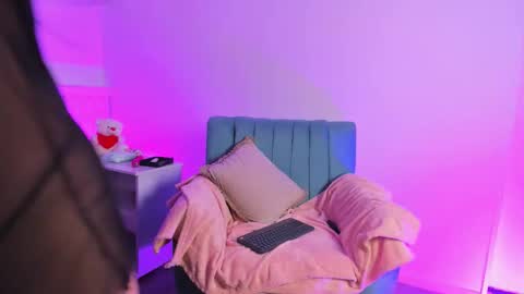 Snapshot of charlottee01_ chatting on 02/18/26, 11:17 Charlottee01 online show from 02/18/26, 11:17