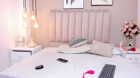 charlottee_evans1 online show from 09/19/25, 01:34