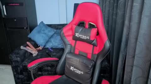 Snapshot of charlottee_lovee69 chatting on 11/11/25, 11:16 Natalia online show from 11/11/25, 11:16