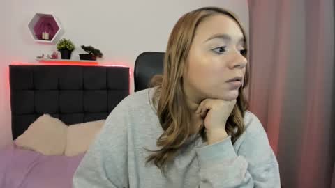 Snapshot of charlottelabouff chatting on 02/19/25, 02:33 Charlotte online show from 02/19/25, 02:33