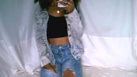 Snapshot of charmantegirl007 chatting on 09/23/25, 06:22 charmantegirl007 online show from 09/23/25, 06:22