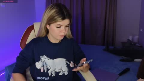 Snapshot of charming__kitty chatting on 12/17/24, 06:53 Kira online show from 12/17/24, 06:53