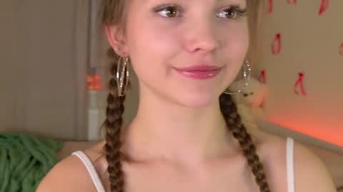 Snapshot of charming_bliss chatting on 01/12/26, 04:01 Kaylee online show from 01/12/26, 04:01