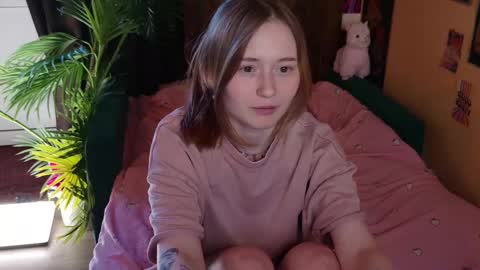 Snapshot of charming_lilly chatting on 02/20/25, 01:19 Lissa online show from 02/20/25, 01:19