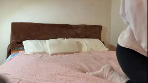 Snapshot of charmingkatie chatting on 12/22/25, 09:39 katie online show from 12/22/25, 09:39