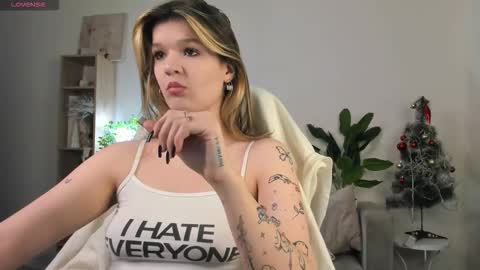 Snapshot of charmingvixen chatting on 12/05/25, 10:46 Kati online show from 12/05/25, 10:46