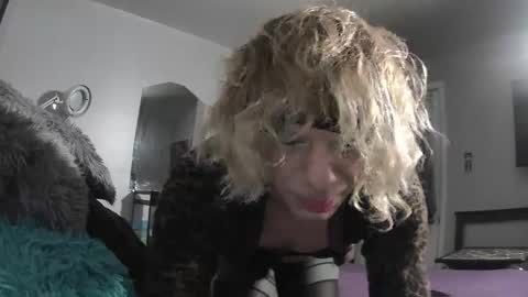 Snapshot of chaton_ds chatting on 10/23/25, 02:44 Sarah online show from 10/23/25, 02:44