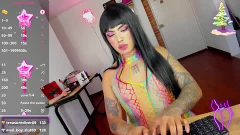 Snapshot of chaturmodels chatting on 12/23/24, 10:44 Sophie online show from 12/23/24, 10:44