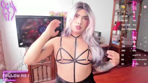Snapshot of chaturmodels chatting on 02/06/25, 04:36 Sophie online show from 02/06/25, 04:36