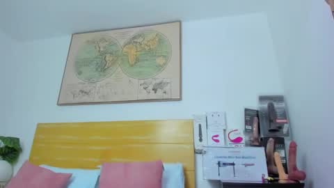 Snapshot of chaymae_nah chatting on 02/21/25, 04:48 isabel online show from 02/21/25, 04:48