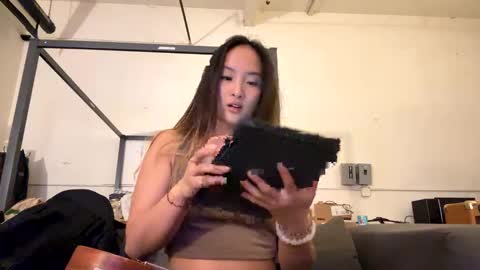 Snapshot of chellybear101 chatting on 12/16/24, 02:25 chellybear101 online show from 12/16/24, 02:25