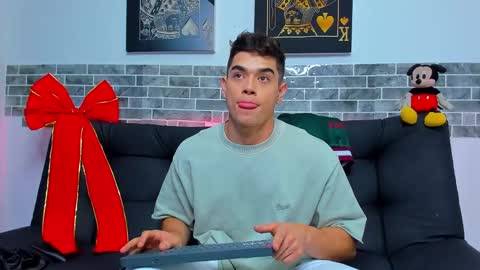 Snapshot of chepe_fit chatting on 12/31/24, 12:11 chepe vause online show from 12/31/24, 12:11