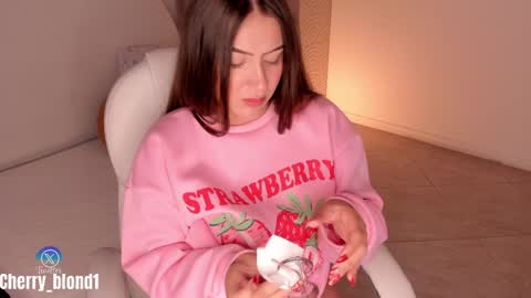 Snapshot of cherry_blond_ chatting on 12/27/24, 09:39 Cherry online show from 12/27/24, 09:39