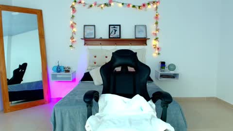 Snapshot of cherry_juicyxxx chatting on 10/22/25, 08:52 irene online show from 10/22/25, 08:52