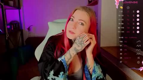 Snapshot of cherry_roxy chatting on 11/25/25, 06:13 Roxy online show from 11/25/25, 06:13