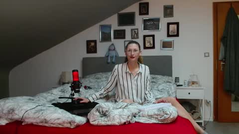 Snapshot of cherryangle chatting on 02/18/26, 06:48 Leonie online show from 02/18/26, 06:48